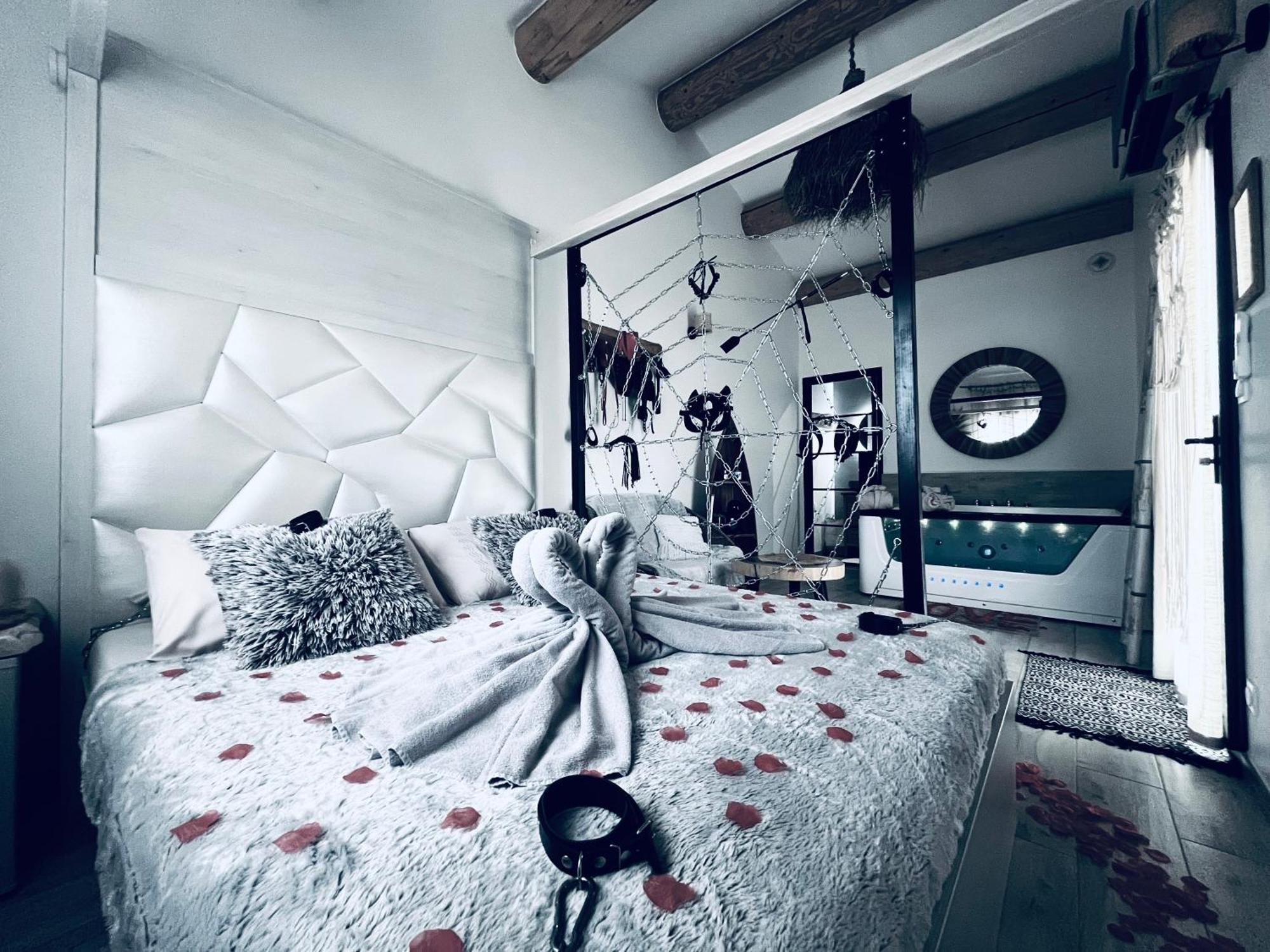 Villa Cocoon - Love Room Cocooning & 50 Nuances Cuges-les-Pins Exterior photo